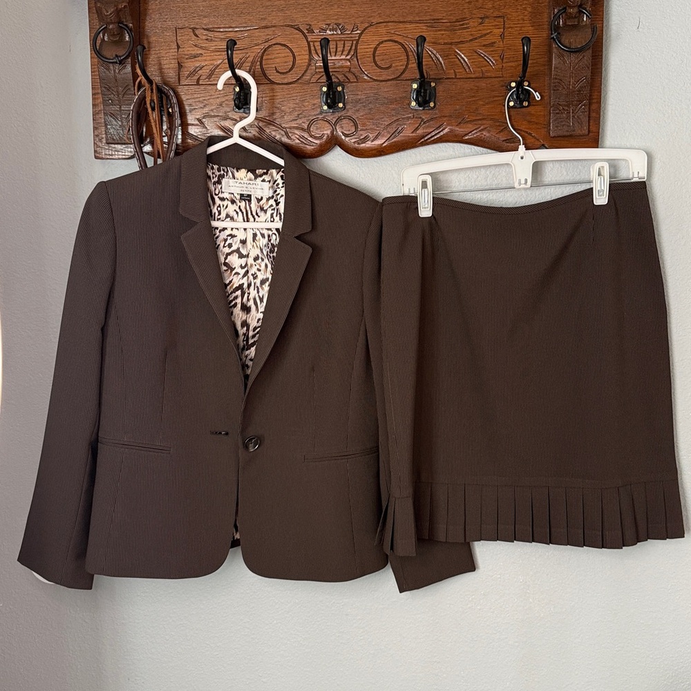 Tahari Arthur S. Levine Skirt Suit Pleated Hem Career Brown Size 8P
